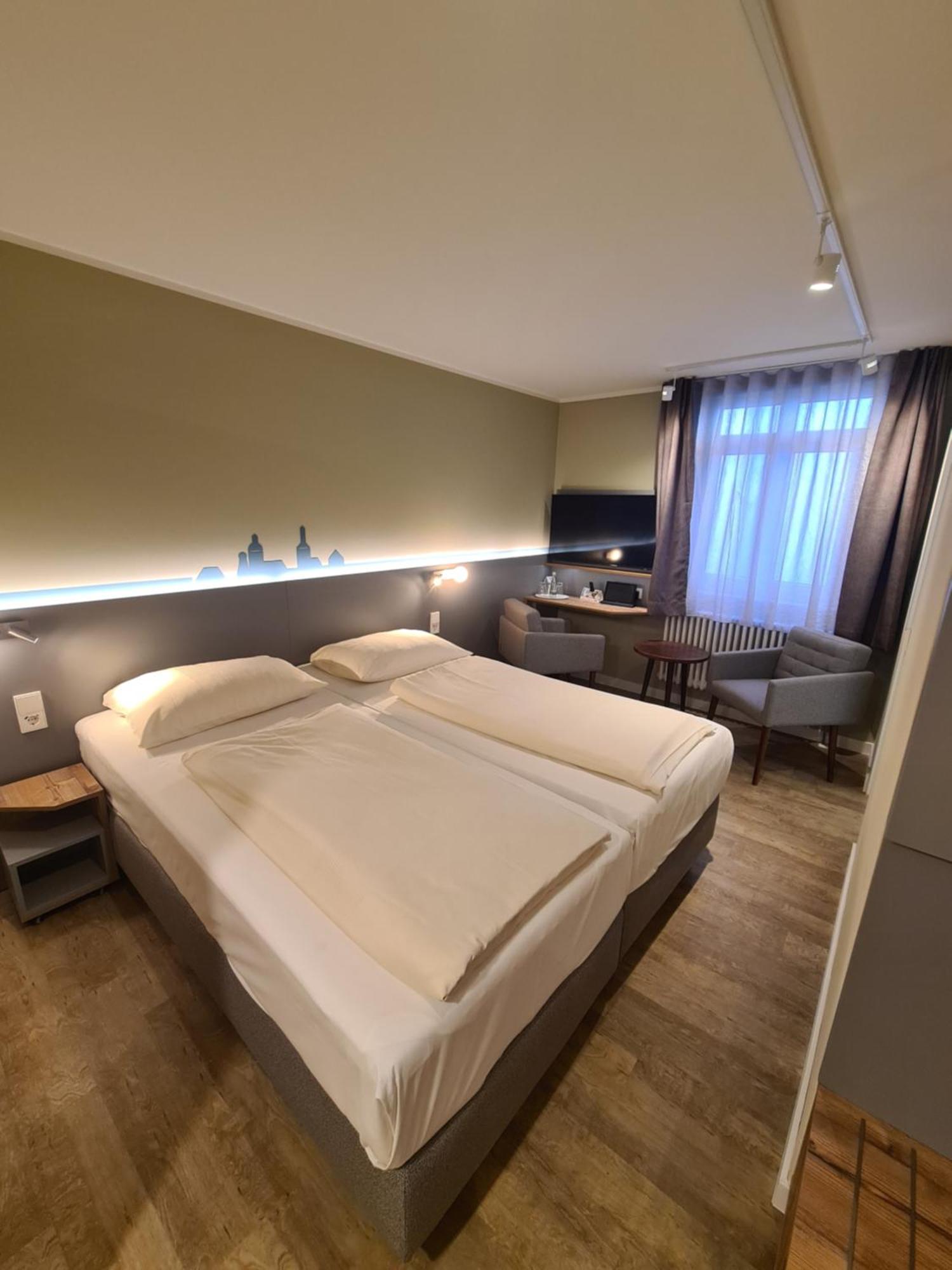 Stadthotel Engel เอทท์ลิงเงน ภายนอก รูปภาพ