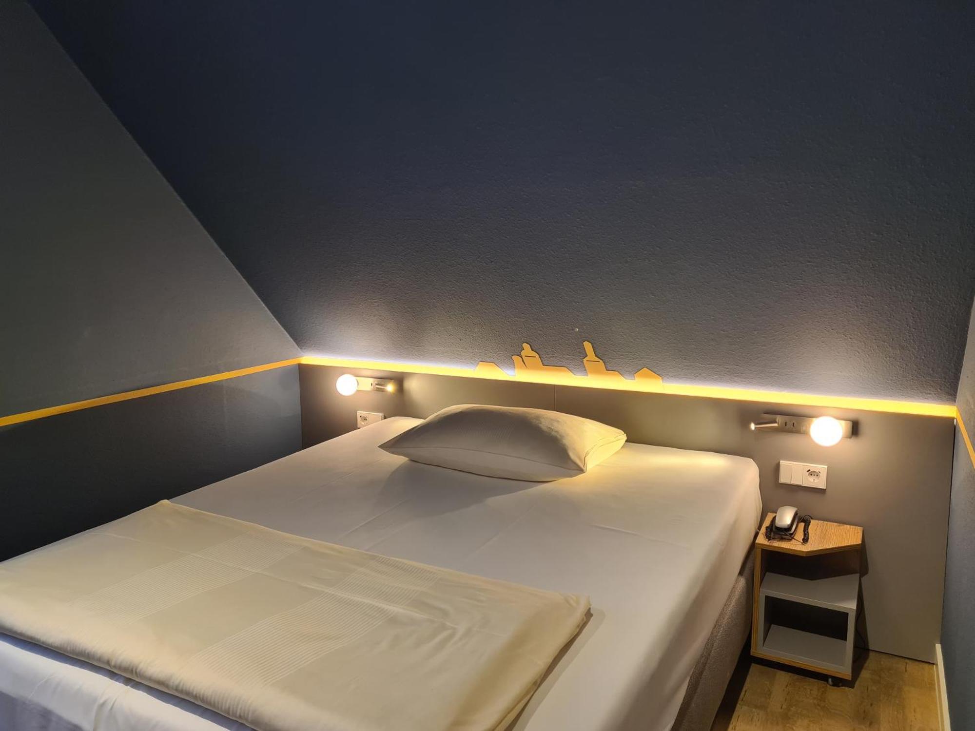 Stadthotel Engel เอทท์ลิงเงน ภายนอก รูปภาพ
