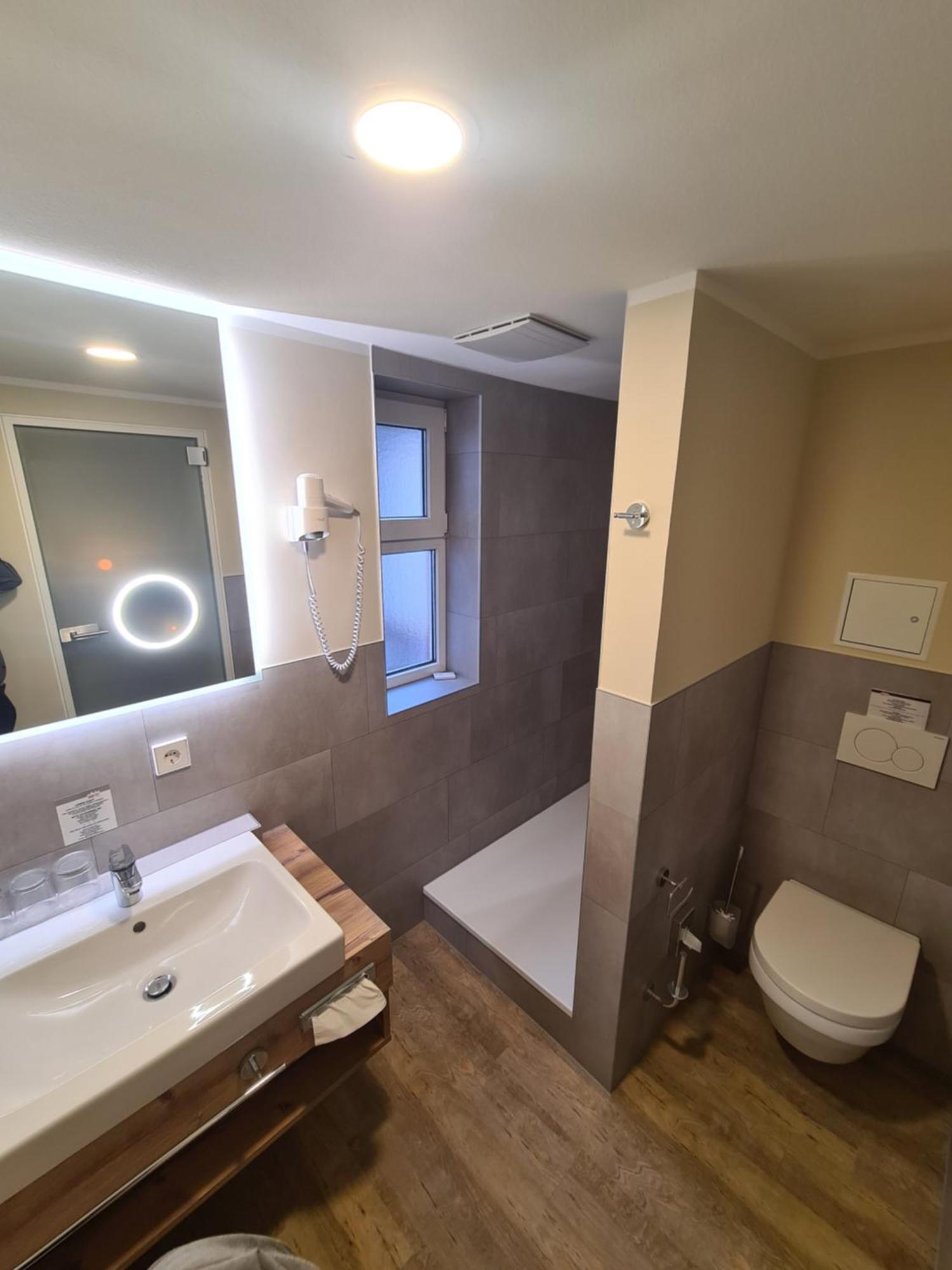 Stadthotel Engel เอทท์ลิงเงน ภายนอก รูปภาพ