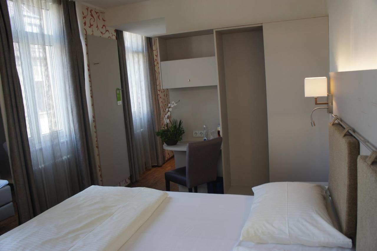 Stadthotel Engel เอทท์ลิงเงน ภายนอก รูปภาพ